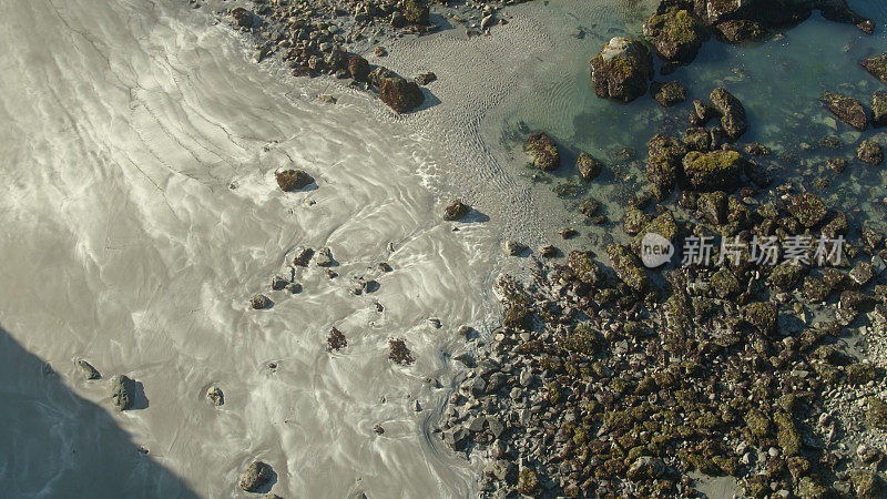 无人机拍摄的潮汐池在俄勒冈州的Lone Ranch海滩